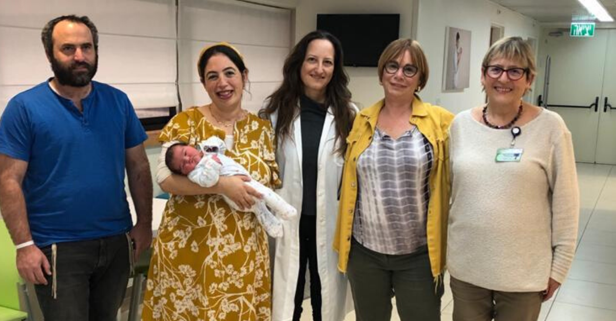 מימין: ד״ר רות פסל, טובה גוילי, פרופ׳ טל בירון, שירלי ואוהד ליפניק עם התינוקת