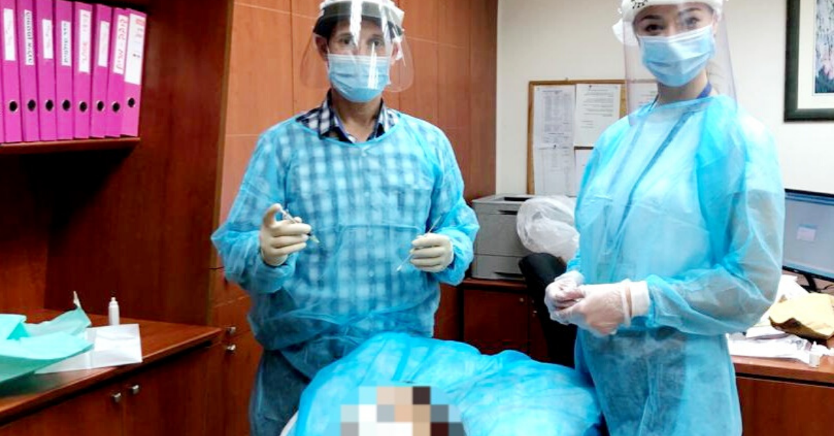 פרופ׳ אלעד מויסייב וד״ר אנפיסה איילון, בזמן ביצוע הזרקות תוך עיניות בחדר המרפאה בדיור מוגן