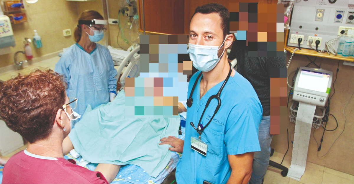 ד"ר ארז שראל בחדר לידה, השבוע. "יש כאן רופאים טובים ואנשים טובים"