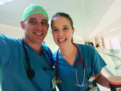 ד"ר דנה עם אשתו הדס. אין לנו זמן אפילו לקפה יחד