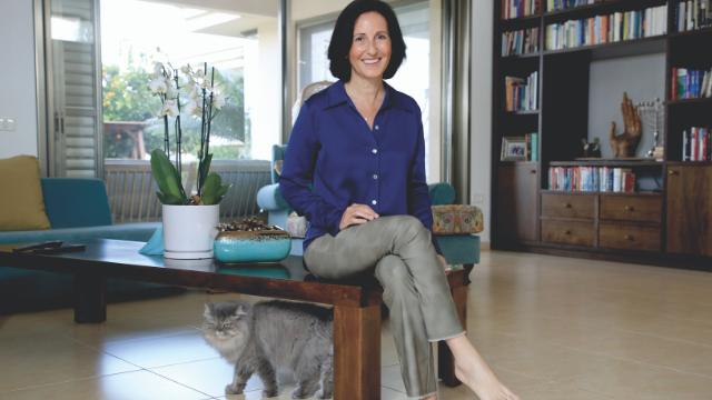 אשרת גני גונן השבוע בביתה. "נשים יכולות לשבור כל תקרת זכוכית אם יאפשרו להן"