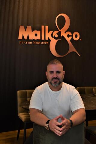 עו"ד מלכה. בעשר אצבעות