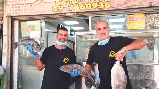 יוסי ורונן שלטי בדוכן הדגים. היערכות מיוחדת