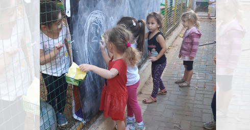 ילדי גן דליה של הגננת רחל צוקרמן כבר מצאו שימוש באחד השלטים | צילום: עיריית כפר סבא