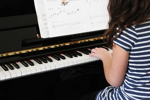 ילדה מנגנת בפסנתר. מוזיקה, חוג. צילום: pixabay