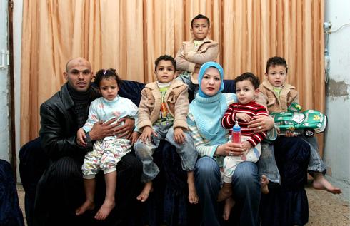 אבו קישאק עם רעייתו אימן וחמישה משבעת ילדיו. צילום: ראובן שוורץ
